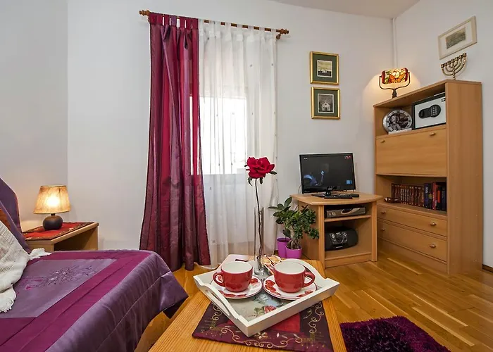 Apartment Main Street Carera