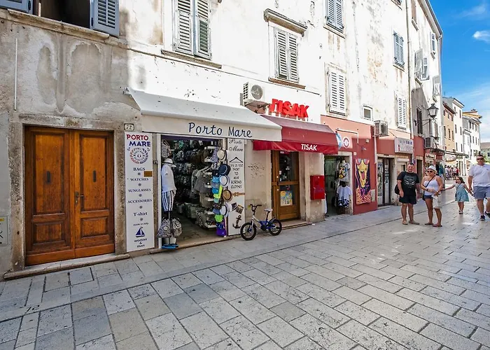 Apartment Main Street Carera