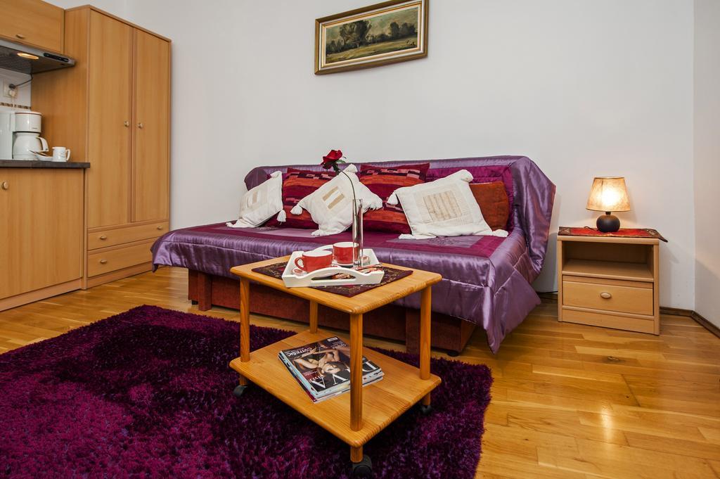 Apartment Main Street Carera