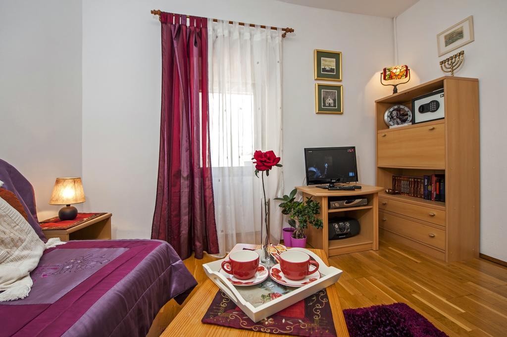 Apartment Main Street Carera