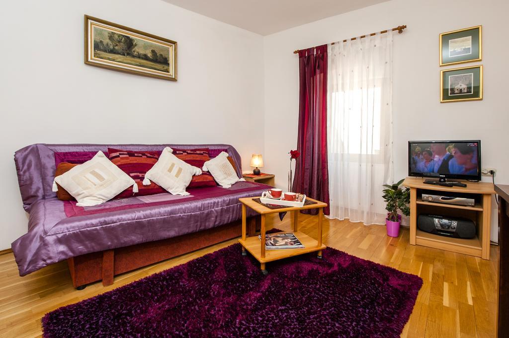 Apartment Main Street Carera