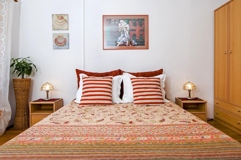 Apartment Main Street Carera